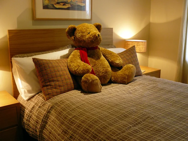 Спальня з плюшевим ведмедем — стокове фото