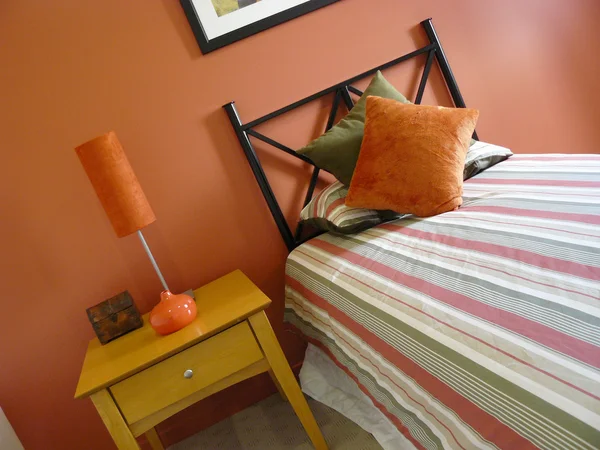 Modern yatak odası sıcak tonları turuncu — Stok fotoğraf