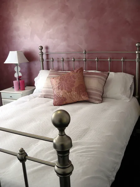 Traditional wrought iron bed pink bedroom — Stock Photo, Image