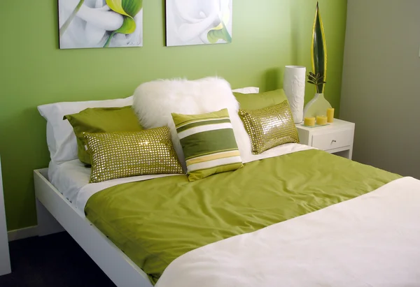 モダンなベッドルームの明るい緑のトーン — ストック写真