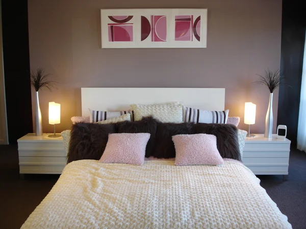ピンク白紫色のスタイリッシュなベッドルーム — ストック写真