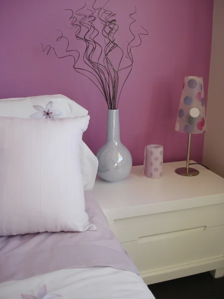 Roze slaapkamer met nachtkastje — Stockfoto