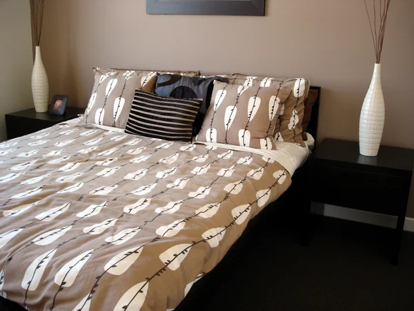 Moderne slaapkamer chocolade en mokka tonen — Stockfoto