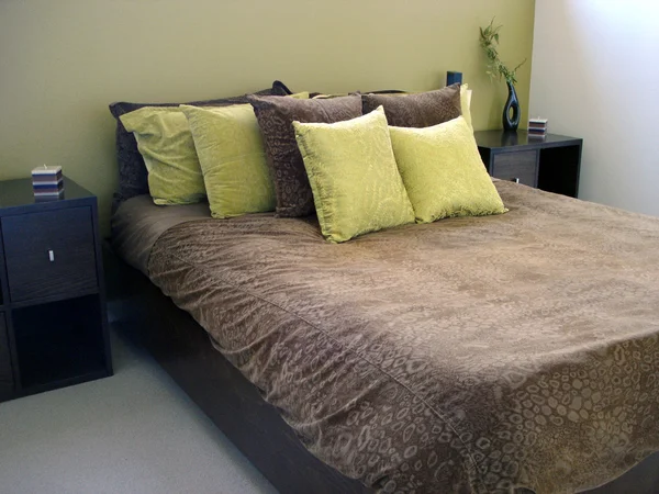 Moderne slaapkamer chocolade en groene tinten — Stockfoto