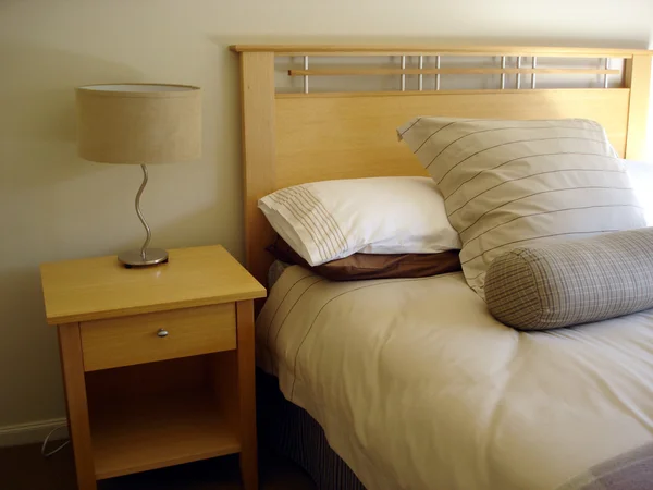 Modern yatak odası tarafsız erkeksi süslemeleri — Stok fotoğraf