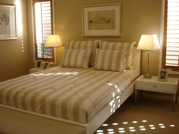 现代卧室柔和的色调 — 图库照片