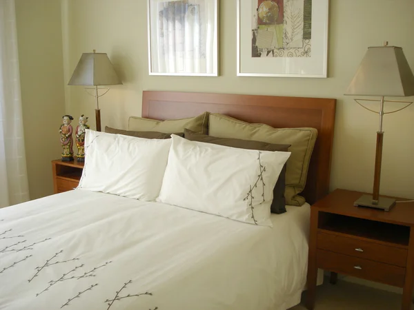 Сучасна спальня м'які тони — стокове фото