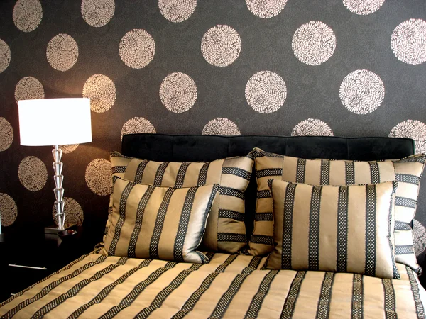 Camera da letto moderna lussuoso nero con carta da parati — Foto Stock