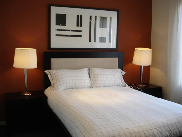 Sıcak tonları ile modern yatak odası — Stok fotoğraf