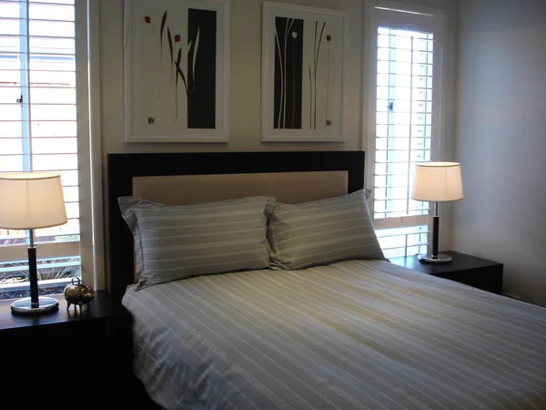 不機嫌そうなグレーで装飾されたモダンなベッドルーム — ストック写真