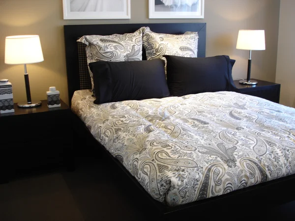 现代卧室豪华黑色白色和棕色 — 图库照片