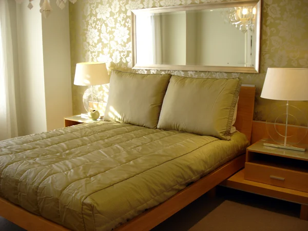 Гламурная спальня мягкие тона и обои — стоковое фото