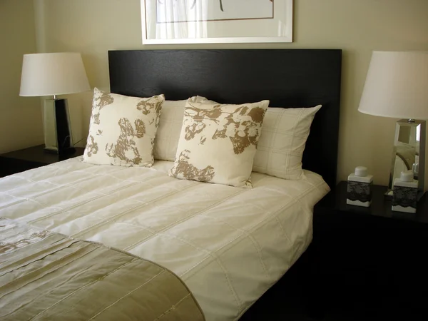 现代卧室巧克力和绿色灰色色调 — 图库照片