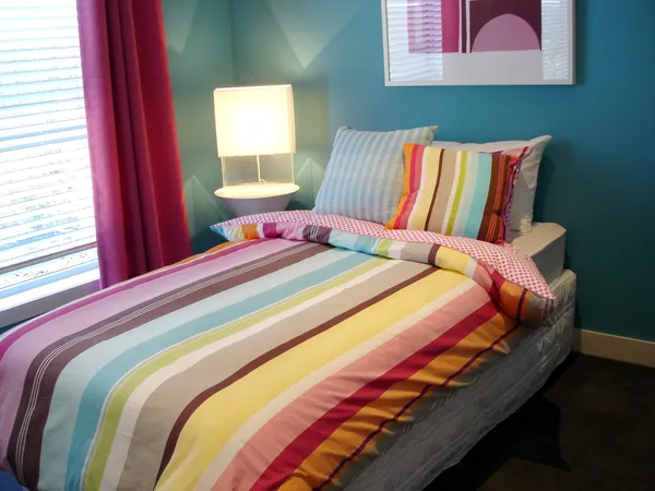 활기찬 블루와 멀티 색의 침실 — 스톡 사진