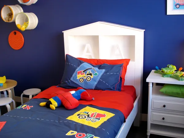 Levendige blauwe jongens slaapkamer — Stockfoto