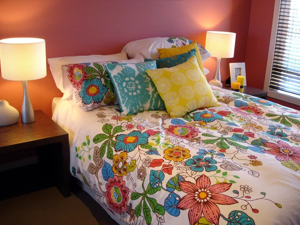 Vibrante camera da letto rossa e multicolore — Foto Stock