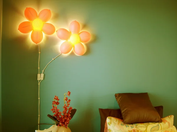 Ζωντανό πράσινο υπνοδωμάτιο με ροζ λουλούδι φώτα — Φωτογραφία Αρχείου