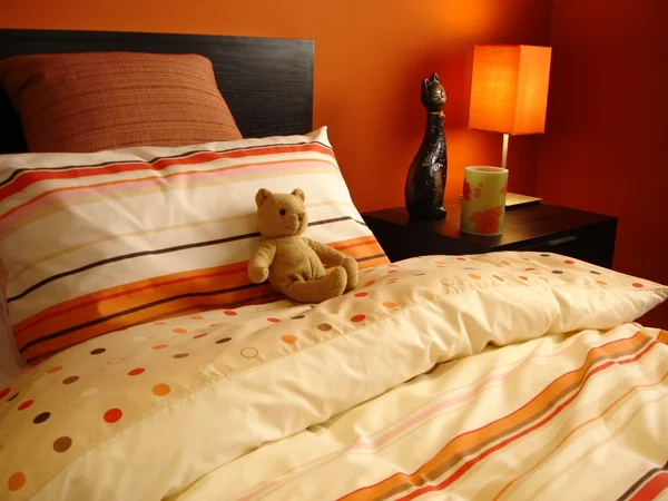 テディベアとオレンジ色のベッドルーム — ストック写真