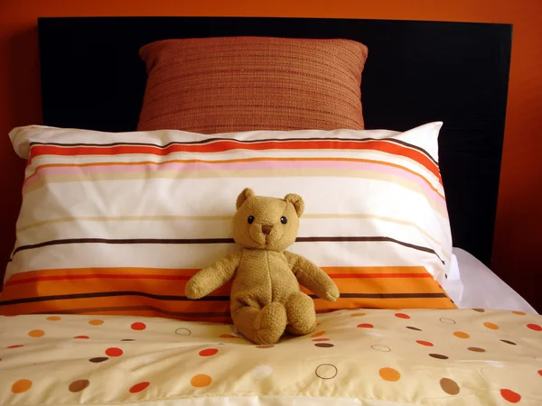 Oranje slaapkamer met teddy bear — Stockfoto