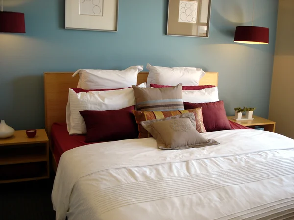 Modrá ložnice s teplou akcenty — Stock fotografie