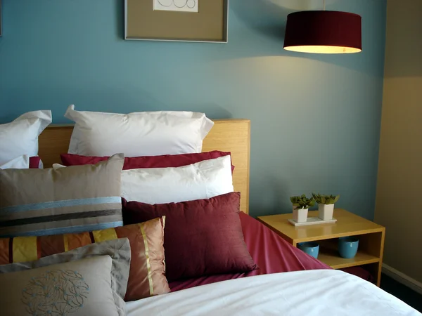 Blaues Schlafzimmer mit warmen Akzenten — Stockfoto