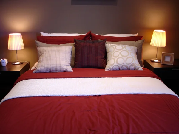 Αποπνικτικός κόκκινο υπνοδωμάτιο — Φωτογραφία Αρχείου