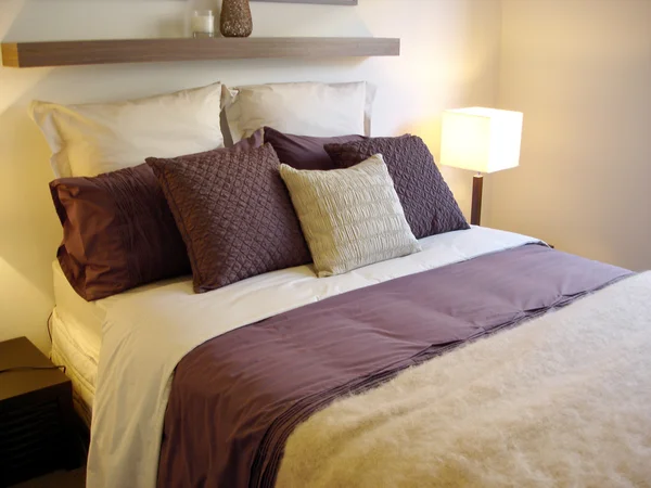 现代卧室与温暖的紫色色调 — 图库照片