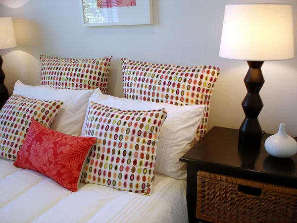 Camera da letto bianca con cuscini rosa brillante — Foto Stock
