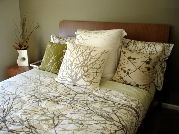 现代卧室巧克力和绿色灰色色调 — 图库照片
