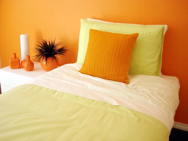 Camera da letto arancione con biancheria da letto verde lime — Foto Stock
