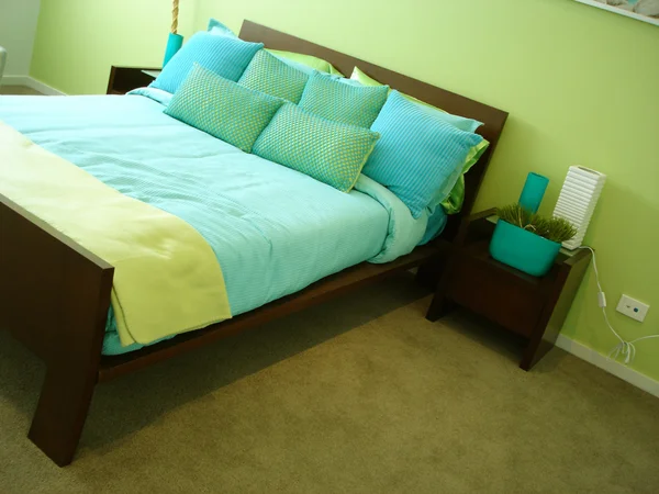 绿色和蓝色卧室 — 图库照片