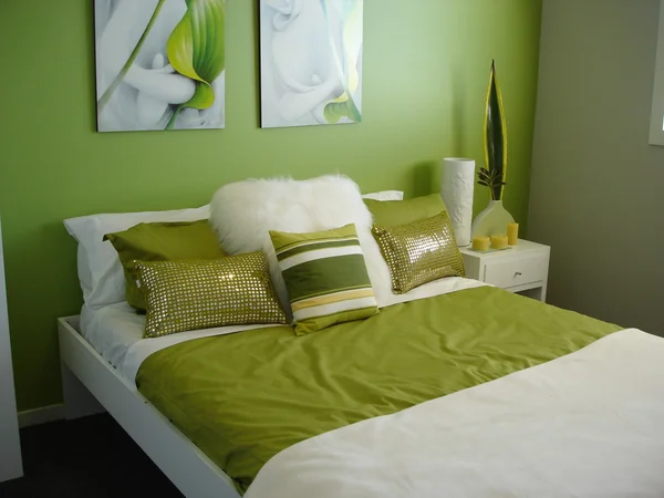 Moderní ložnice zárive zelené — Stock fotografie
