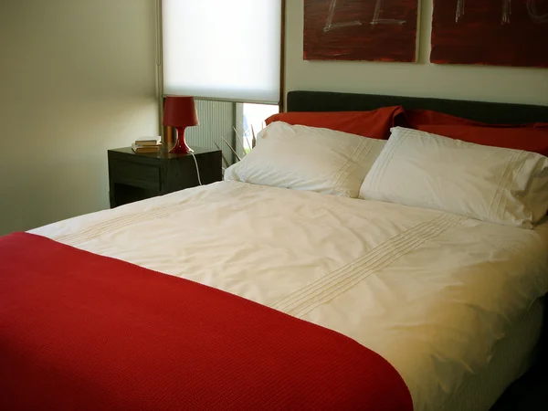 Schwül rotes Schlafzimmer — Stockfoto