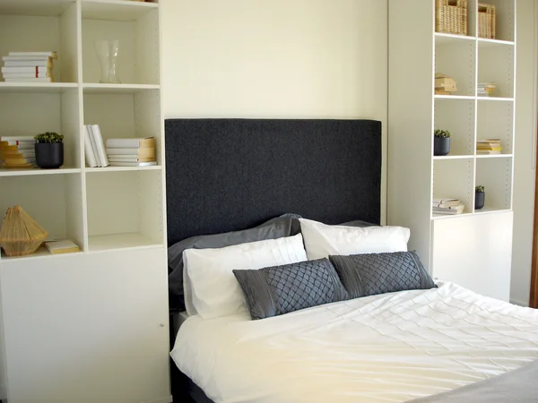 Спальня з вбудованими шафами — стокове фото