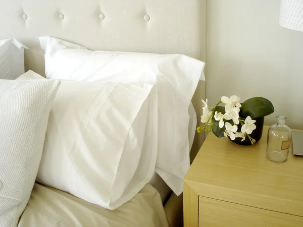 Хрустящая белая спальня — стоковое фото