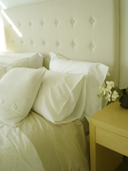 Ostre białe sypialnia — Zdjęcie stockowe