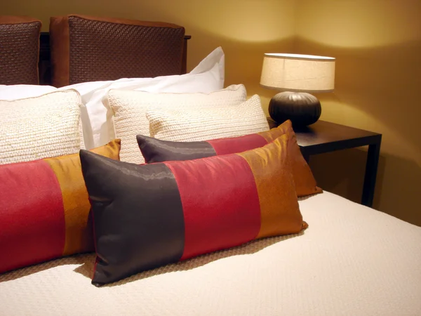 Nowoczesna sypialnia z ciepłymi tonami — Zdjęcie stockowe
