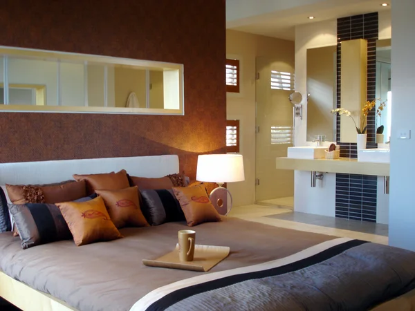 따뜻한 색조와 욕실 현대 침실 — 스톡 사진