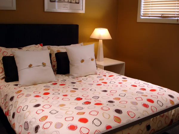 Nowoczesna sypialnia z ciepłymi tonami — Zdjęcie stockowe