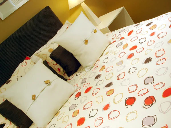 Современная спальня с теплыми тонами — стоковое фото