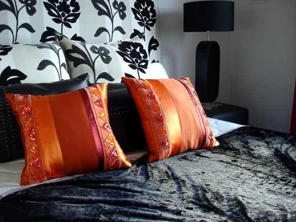 現代寝室のオレンジ色の赤い枕で豪華なブラック — ストック写真