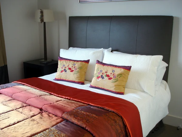 Красная спальня — стоковое фото