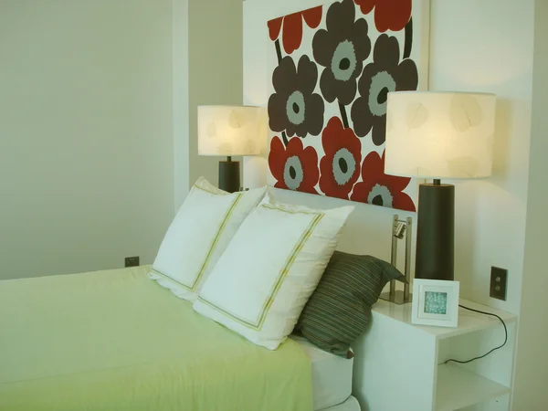 Modernes Schlafzimmer mit Kopfteil — Stockfoto