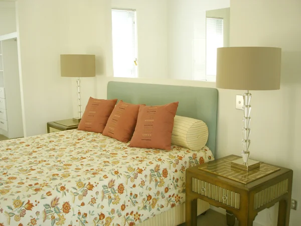 Schlafzimmer im Landhausstil mit Blumen und orangefarbenen Akzenten — Stockfoto