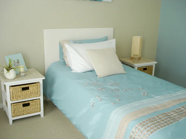 Голубая и белая спальня — стоковое фото
