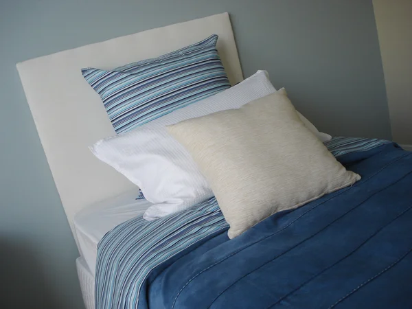 Blauwe en witte slaapkamer — Stockfoto
