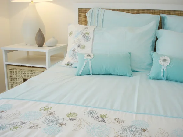 さわやかな青と白の寝室 — ストック写真