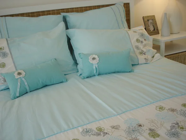 Camera da letto matrimoniale in bianco e blu croccante — Foto Stock