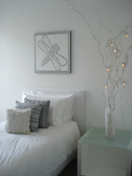 Modernes Schlafzimmer in Weiß- und Grautönen — Stockfoto