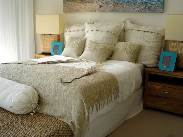Dormitorio moderno tonos neutros suaves — Foto de Stock